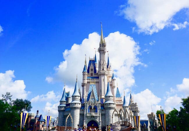 Cinderella Castle in Magic Kingdom bij Walt Disney World onder een blauwe lucht