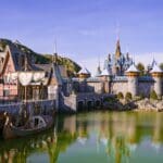 Arendelle en Frozen kasteel in Disney Adventure World in Disneyland Paris