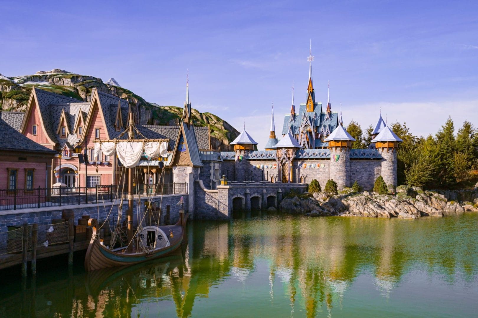 Arendelle en Frozen kasteel in Disney Adventure World in Disneyland Paris