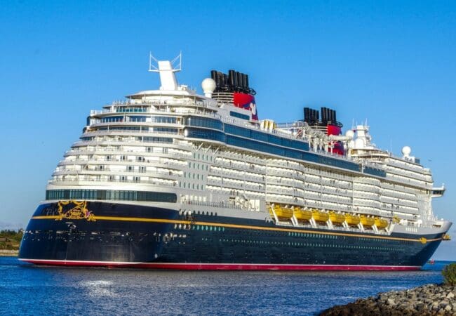 Disney Wish schip van Disney Cruise Line volledig in beeld op zee bij de kust