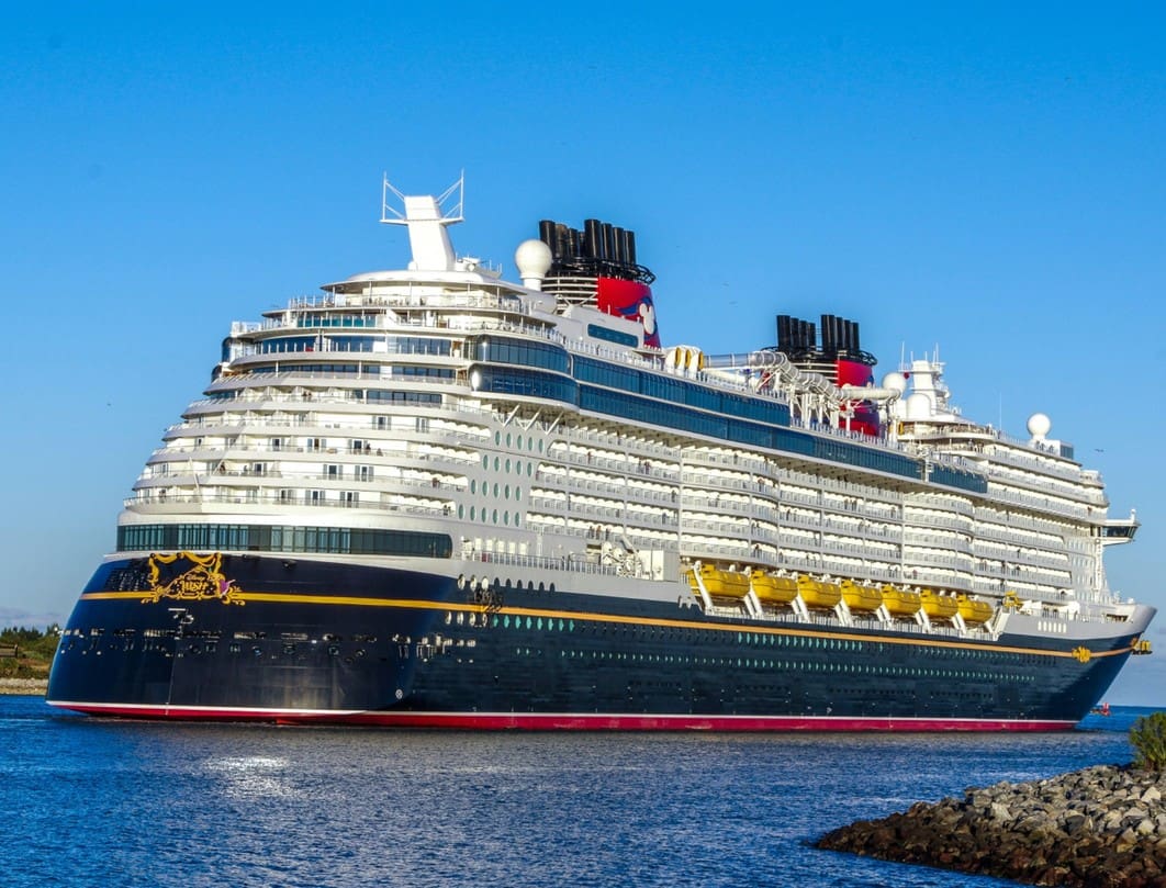 Disney Wish schip van Disney Cruise Line volledig in beeld op zee bij de kust