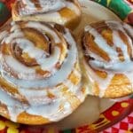 Mickey cinnamon roll met icing op een bord in een Disney park