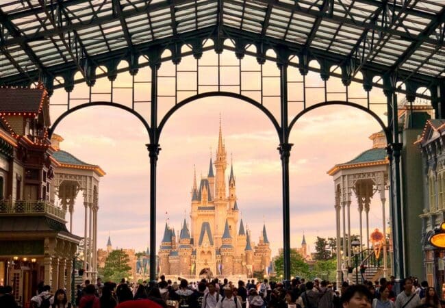 Cinderella Castle gezien vanuit World Bazaar in Tokyo Disneyland bij zonsondergang