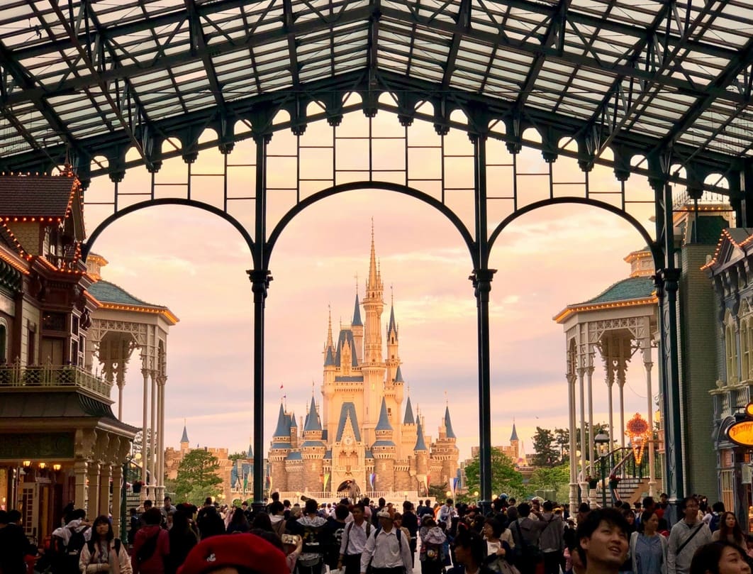 Cinderella Castle gezien vanuit World Bazaar in Tokyo Disneyland bij zonsondergang