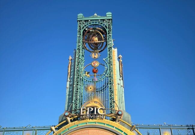 Entree van Universal Epic Universe met iconische poort en toren in Orlando