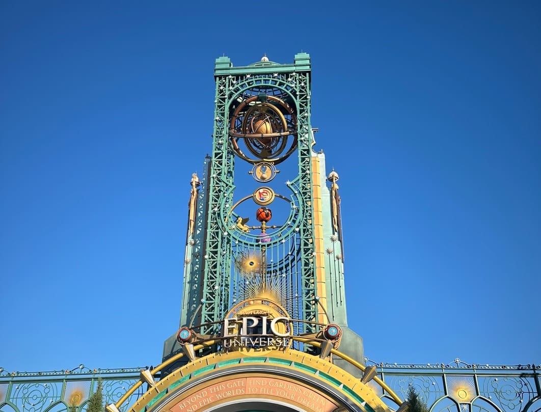 Entree van Universal Epic Universe met iconische poort en toren in Orlando