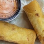 Cheeseburger Springrolls met saus bij de Spring Roll Cart in Magic Kingdom, Walt Disney World
