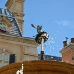 Bronzen fontein met Remy uit Ratatouille voor het Franse paviljoen in EPCOT's World Showcase, Walt Disney World