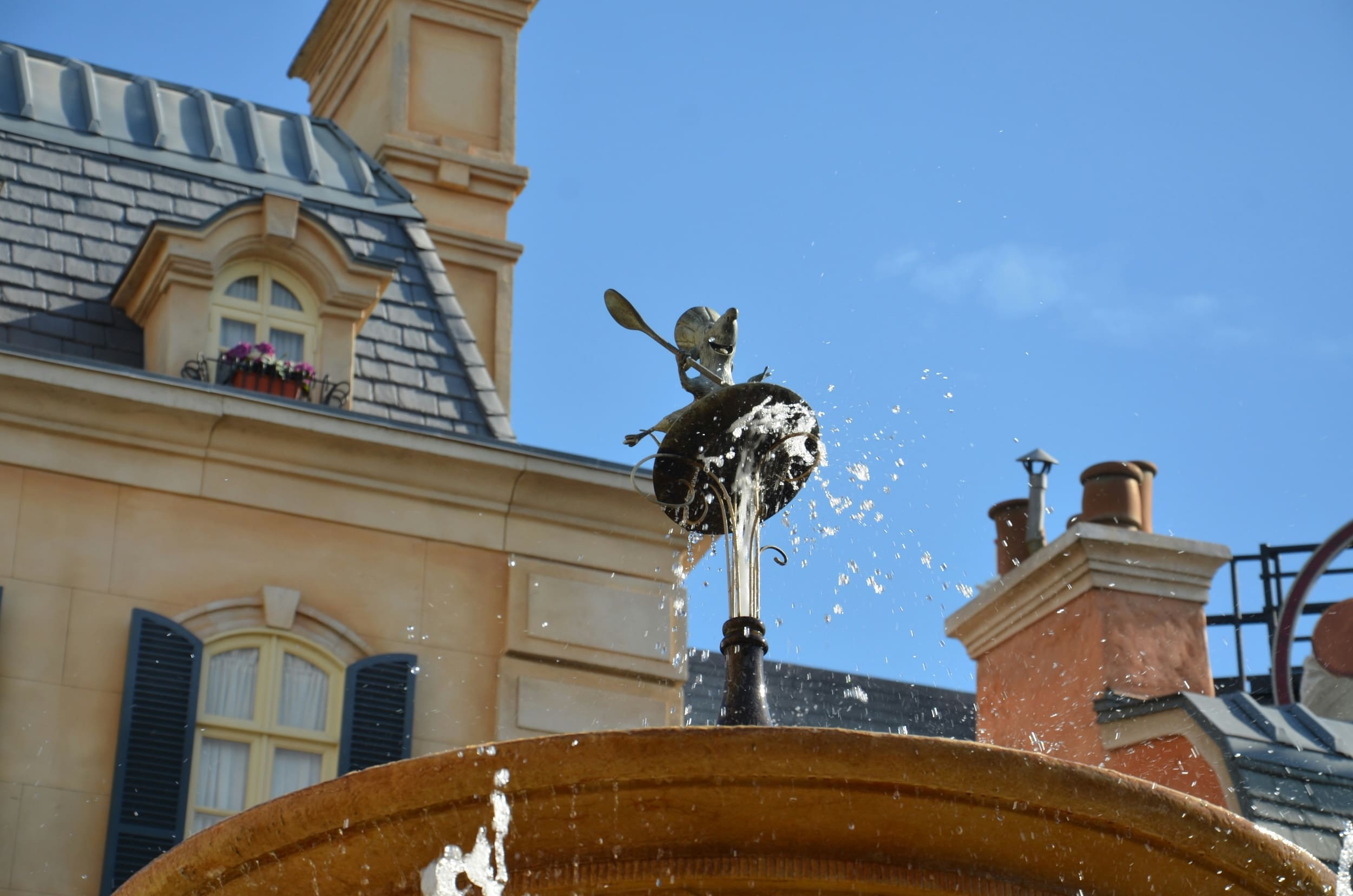 Bronzen fontein met Remy uit Ratatouille voor het Franse paviljoen in EPCOT's World Showcase, Walt Disney World
