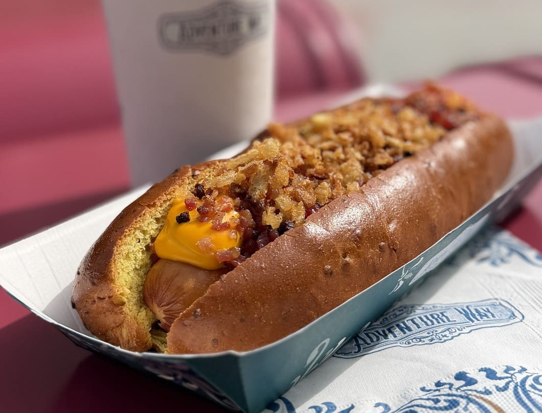 De Cheddartistique hotdog in Disney Adventure World Disneyland Paris — met cheddar, bacon en krokante uitjes in een briochebroodje