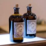 Twee flessen Monkey 47 Schwarzwald Dry Gin met het kenmerkende aapje-etiket