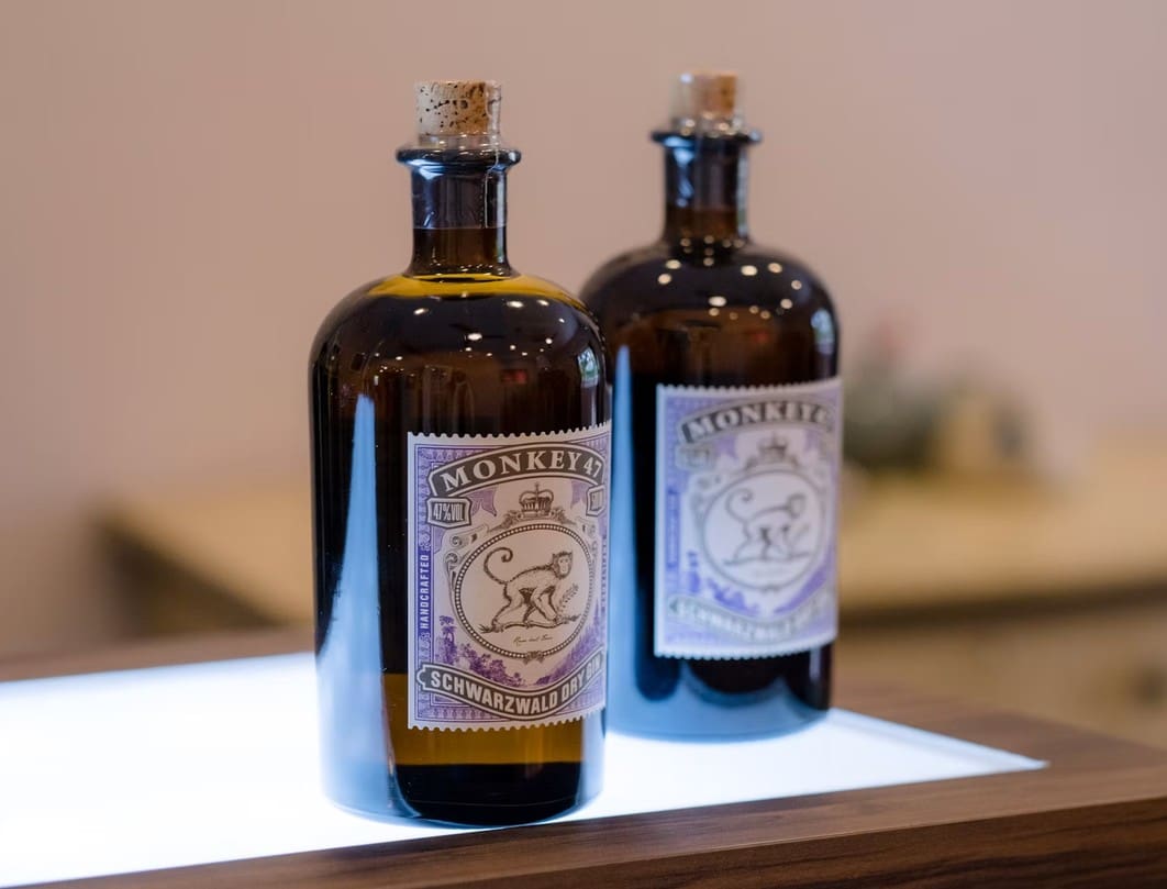 Twee flessen Monkey 47 Schwarzwald Dry Gin met het kenmerkende aapje-etiket