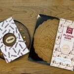 Plopsa Koek van Stephan Destrooper en Plopsa chocoladekoek naast elkaar uitgestald — exclusieve snacks van Plopsaland