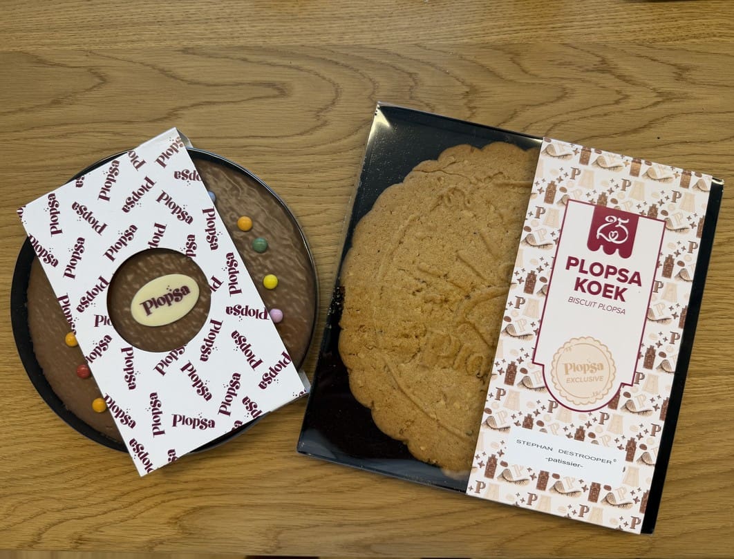 Plopsa Koek van Stephan Destrooper en Plopsa chocoladekoek naast elkaar uitgestald — exclusieve snacks van Plopsaland
