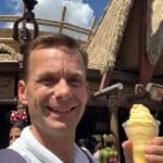 Ralf Verhoef met een Dole Whip bij Aloha Isle in Magic Kingdom Walt Disney World