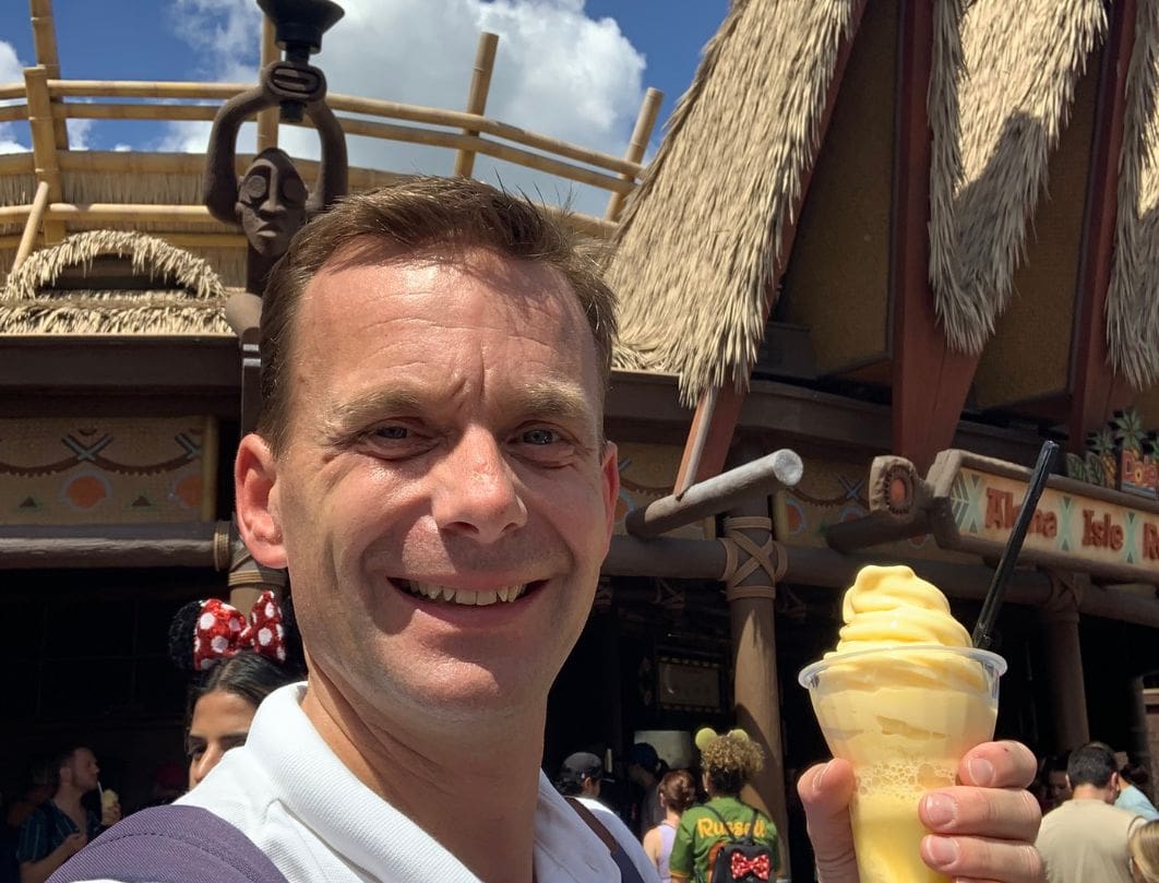 Ralf Verhoef met een Dole Whip bij Aloha Isle in Magic Kingdom Walt Disney World