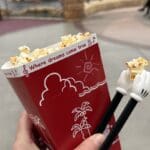 Rode popcornbak met Mickey-hand chopstick bij Tokyo DisneySea