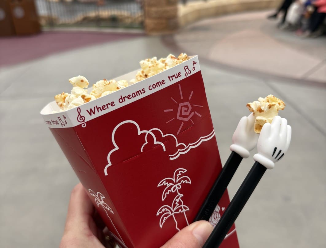 Rode popcornbak met Mickey-hand chopstick bij Tokyo DisneySea