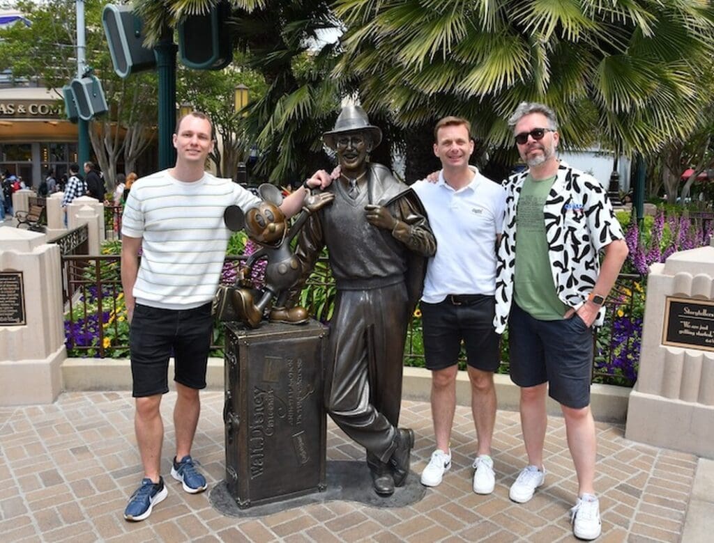 Jorn, Ralf en Michiel poseren bij het Storytellers-standbeeld van Walt Disney en Mickey Mouse op Buena Vista Street in Disney California Adventure tijdens de D-Tales groepsreis naar Californië